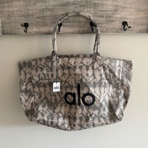 ALO Yoga Gray Geometric Tote Bag